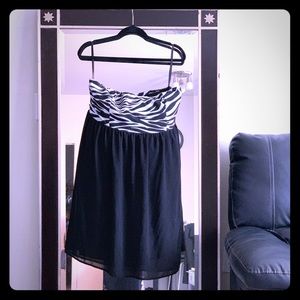 Tube top dress with zebra pattern on the bust